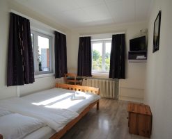 Situé au carrefour de la Suisse Romande, l'Hôtel ABACA à Vevey vous propose des chambres calmes, lumineuses comprenant un grand lit confortable (1 ou 2 personnes), WC, douche, lavabo, TV et penderie.